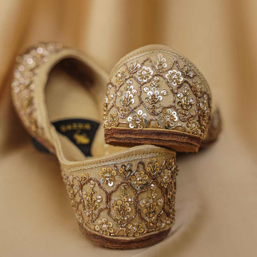 Anchal Gold-Khussa-kolhapuri-dazzle-by-sarah