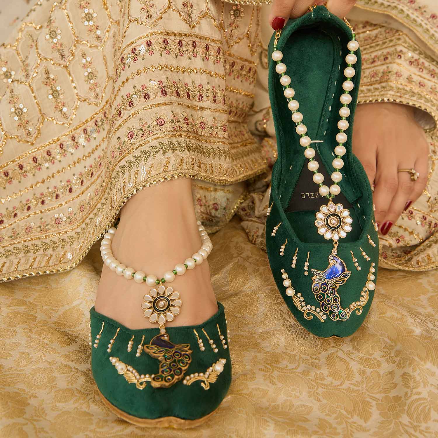 Husna-e-Jahan-Khussa-kolhapuri-dazzle-by-sarah